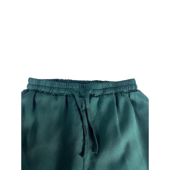 Lightweight women's Green shorts size medium - Picture 2 of 5